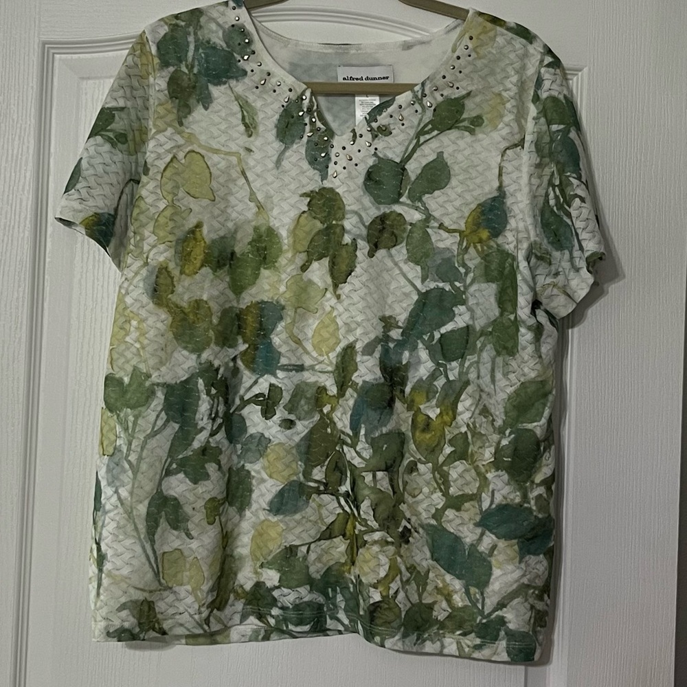 Alfred Dunner Green & White floral pattern top with sequin accents